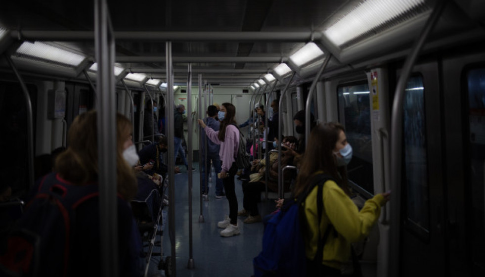 EuropaPress 3398361 varias personas viajan metro barcelona primera manana despues toque queda