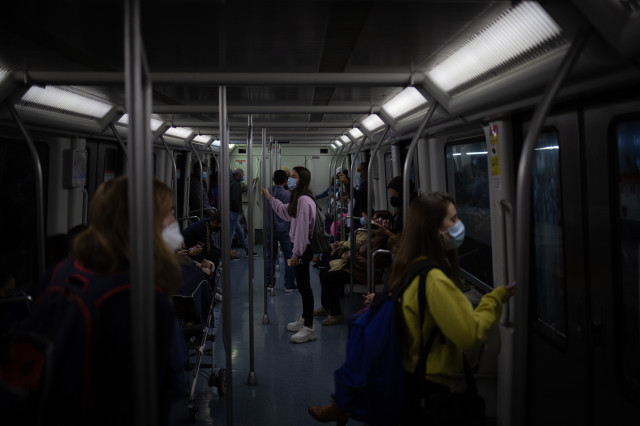 EuropaPress 3398361 varias personas viajan metro barcelona primera manana despues toque queda