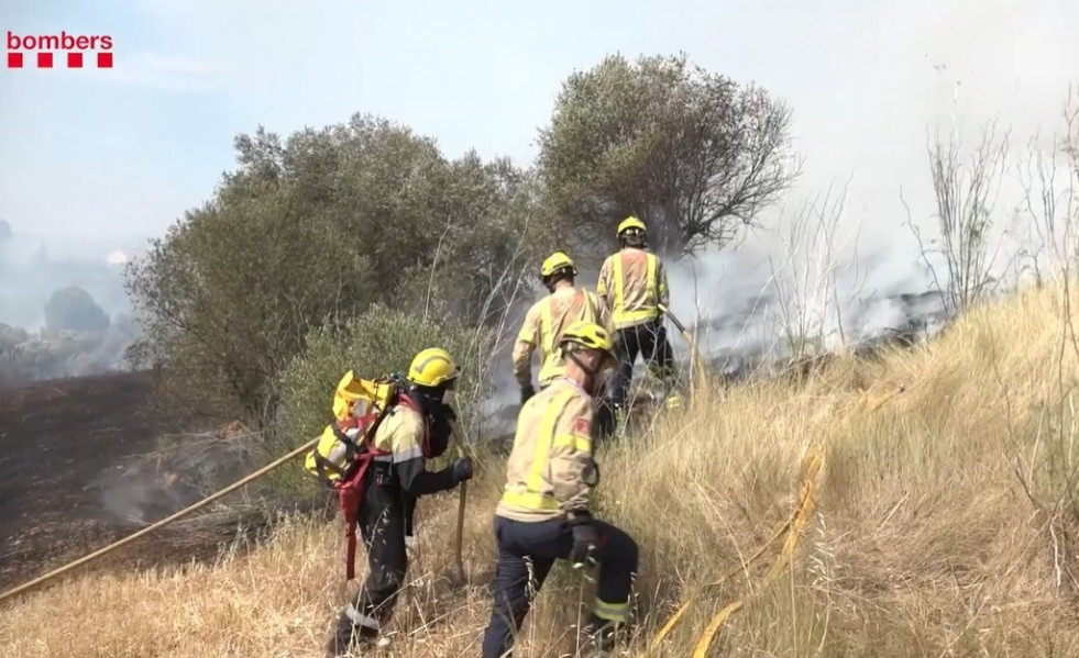Dotacions dels Bombers treballen en l'incendi de Sant Esteve Sesrovires