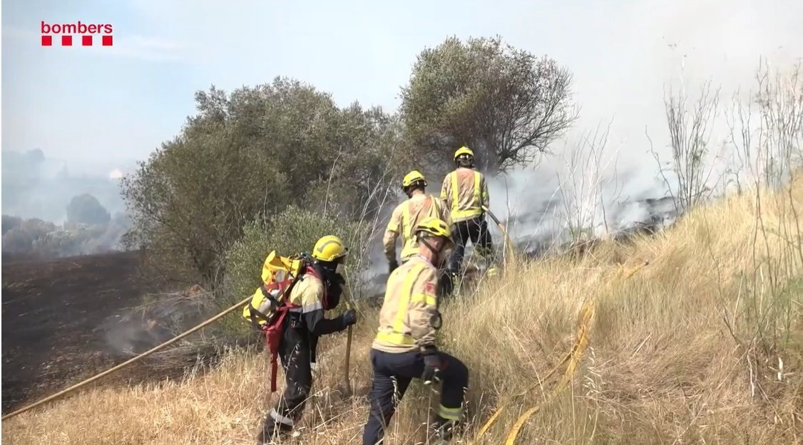 Dotacions dels Bombers treballen en l'incendi de Sant Esteve Sesrovires