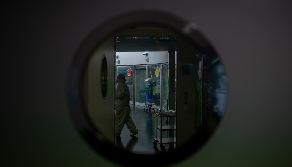 Archivo - Un trabajador sanitario protegido en la Unidad de Cuidados Intensivos –UCI- del Hospital del Mar, en Barcelona, Catalunya (España), a 19 de noviembre de 2020