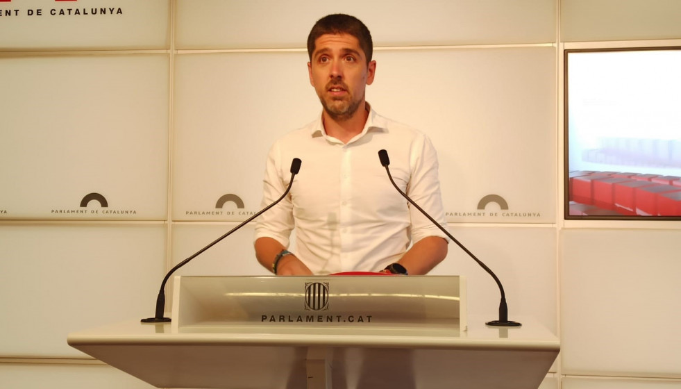 David Cid (comuns) en la roda de premsa al Parlament