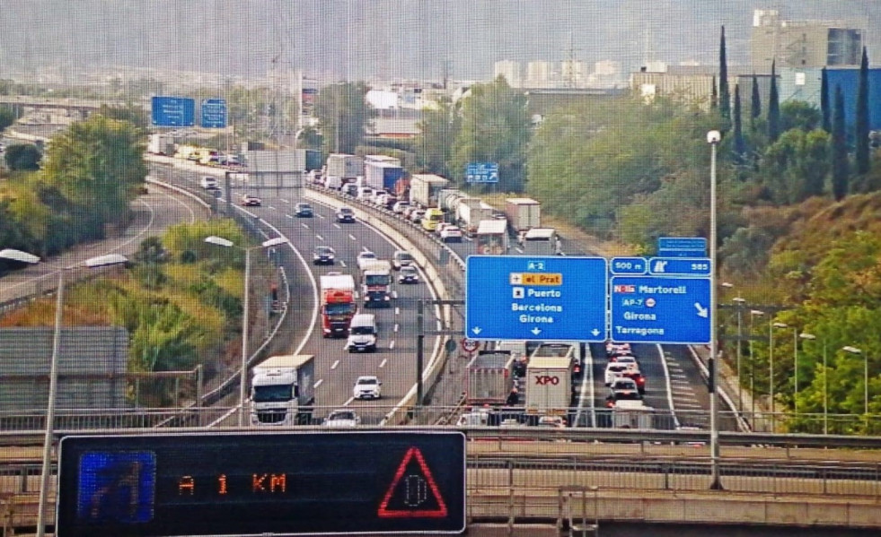 Un accidente corta dos carriles de la A-2 en Abrera (Barcelona)