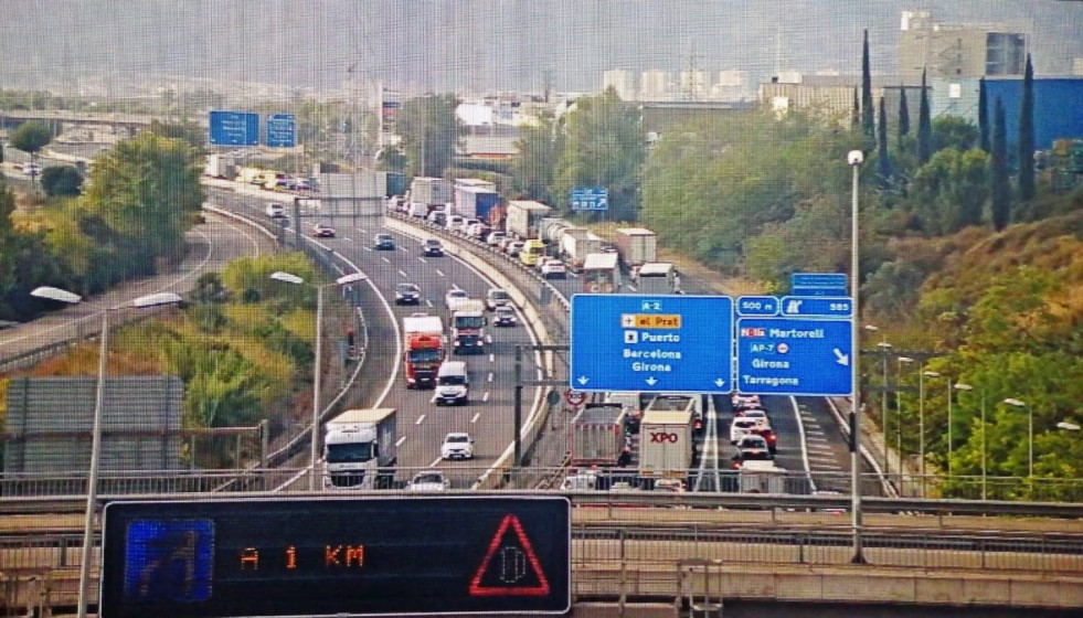 Un accidente corta dos carriles de la A-2 en Abrera (Barcelona)