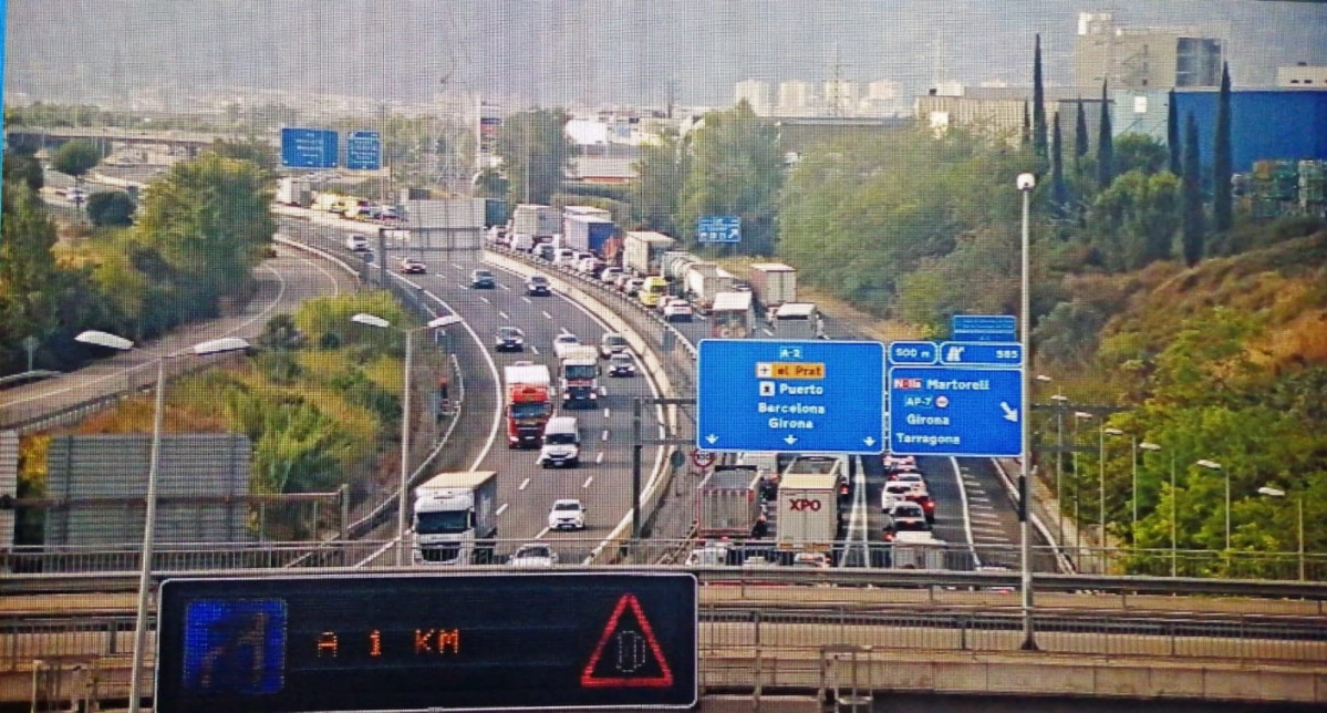 Un accidente corta dos carriles de la A-2 en Abrera (Barcelona)