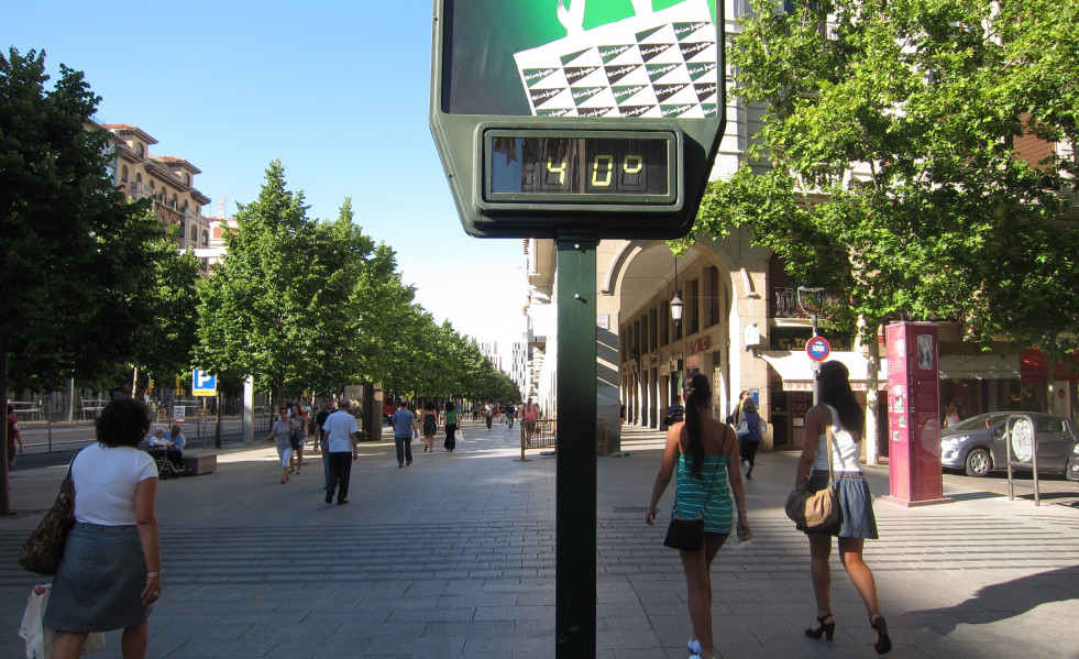 Archivo - Termómetro A 40º. Calor En Zaragoza