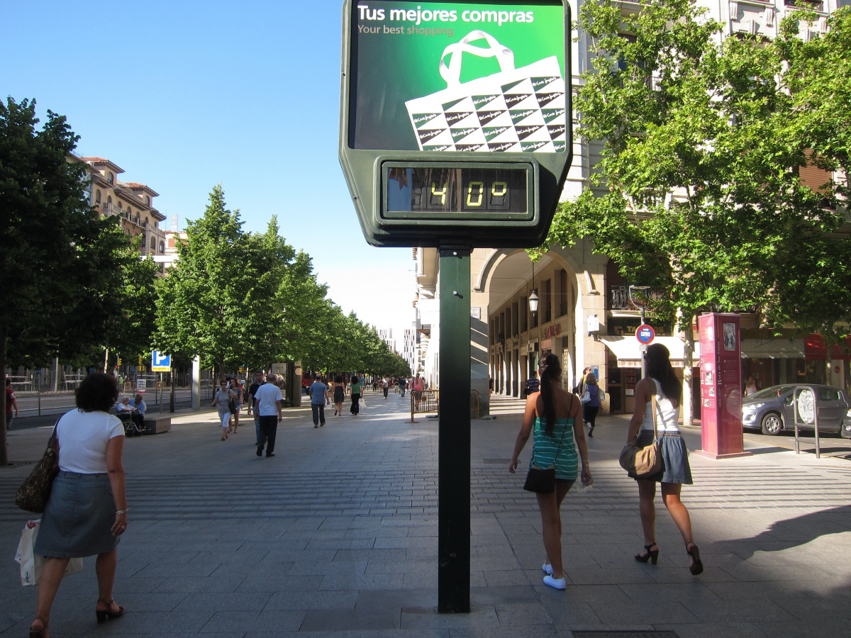 Archivo - Termómetro A 40º. Calor En Zaragoza