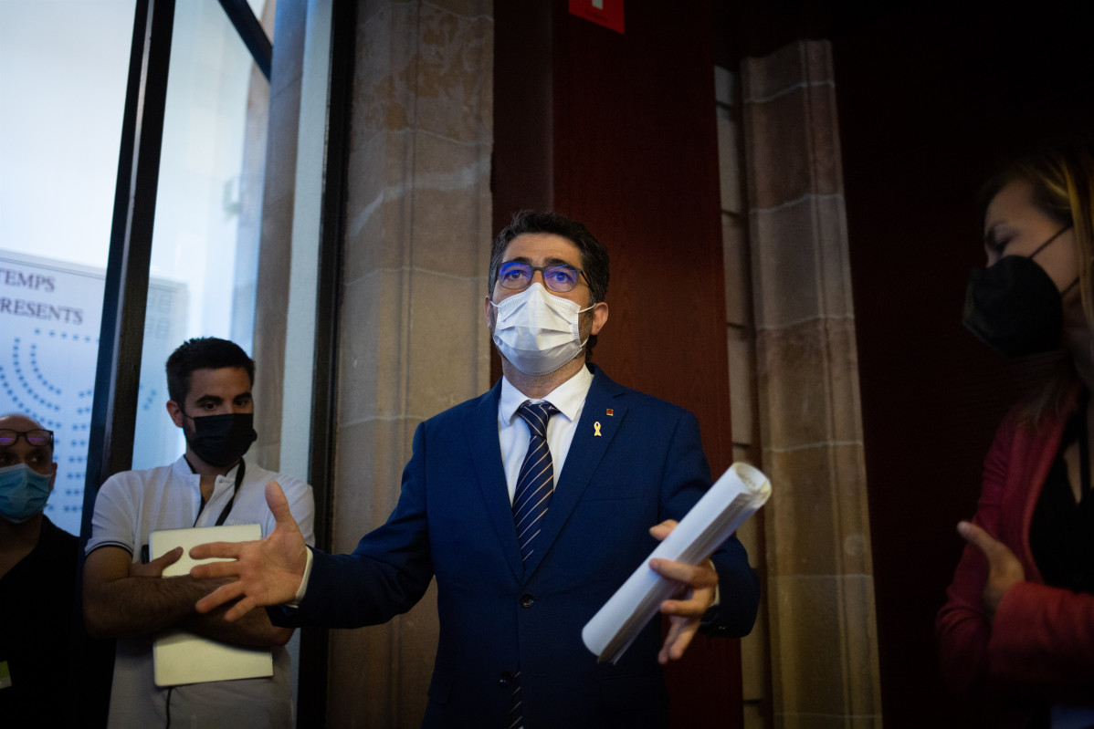 El vicepresidente del Govern, Jordi Puigneró, ha admitido este jueves que su aparición en una foto de una reunión en Francia con más de diez personas de 'burbujas' distintas, sin distancia social 