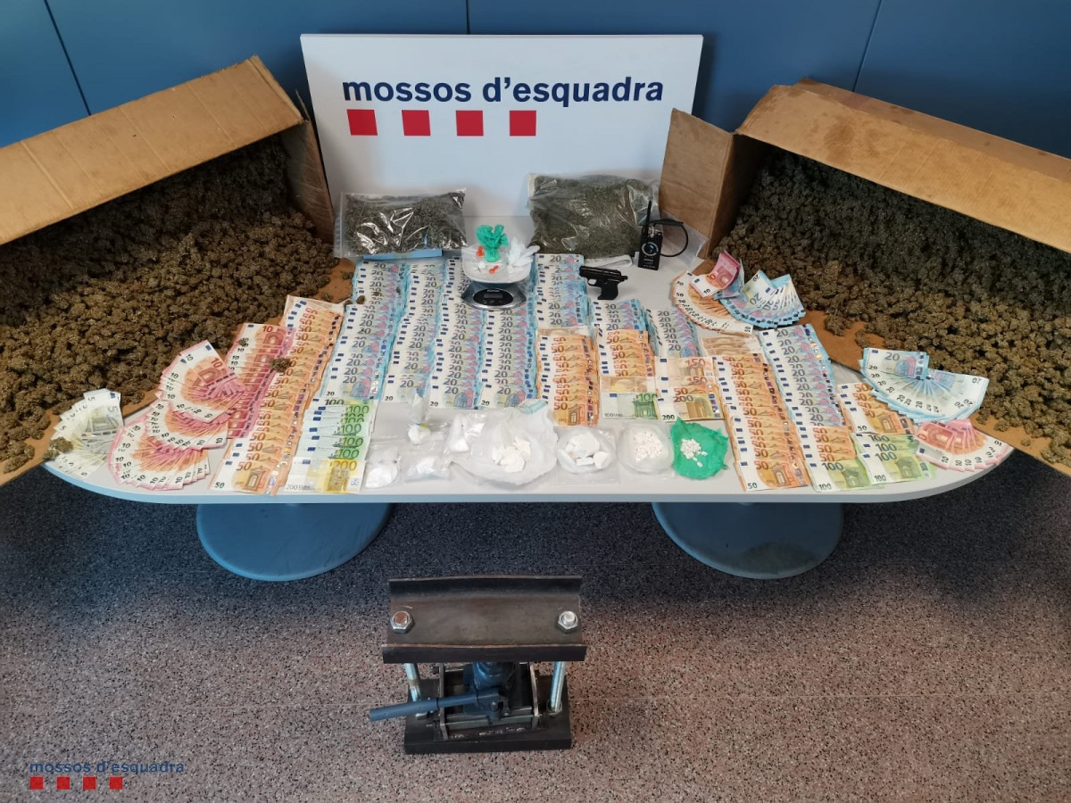 Imagen del material incautado por los Mossos d'Esquadra