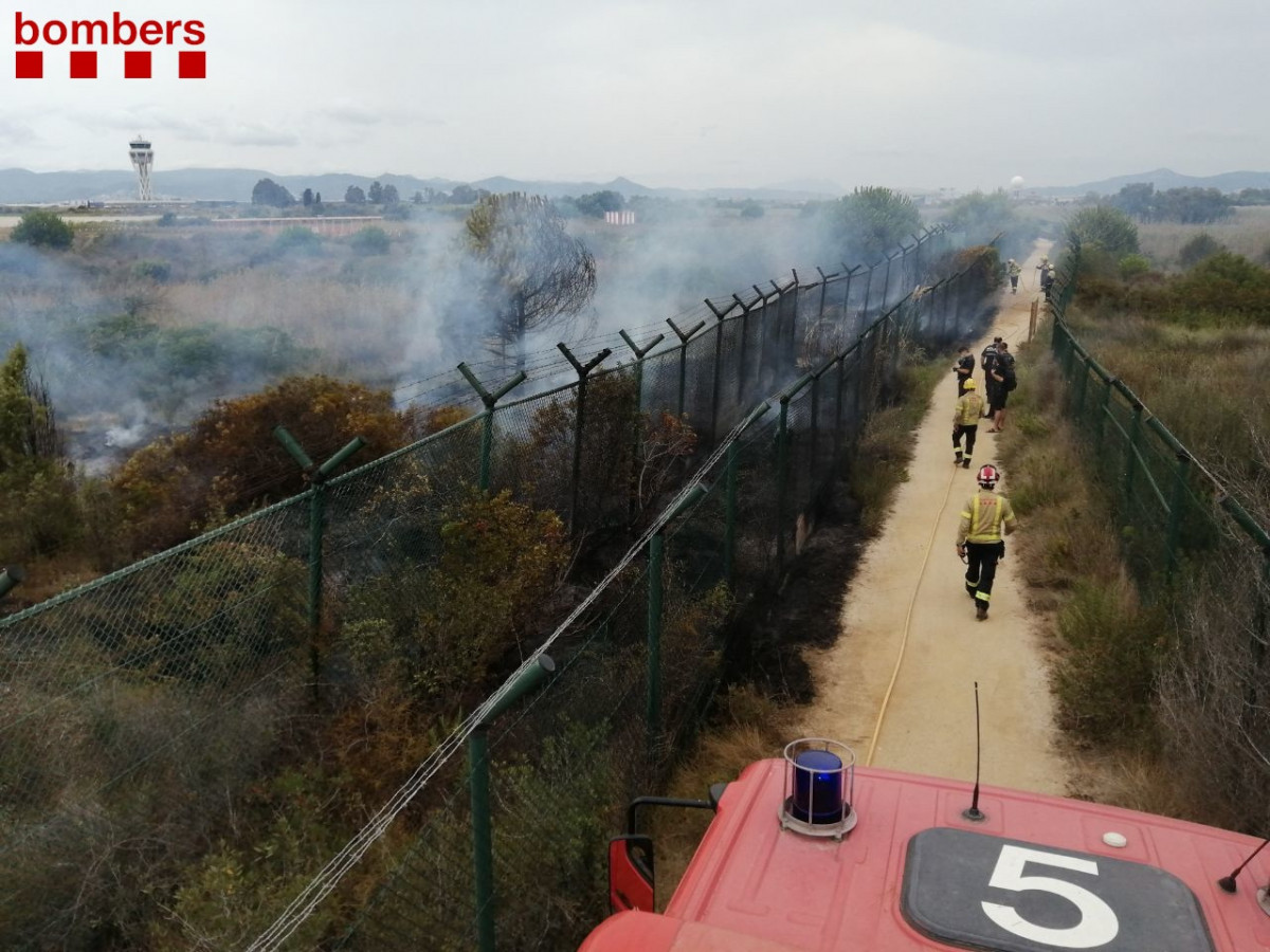 Pequeño incendio junto al espacio natural La Ricarda (Barcelona), cerca de las pistas del Aeropuerto de El Prat, el 7 de septiembre de 2021.