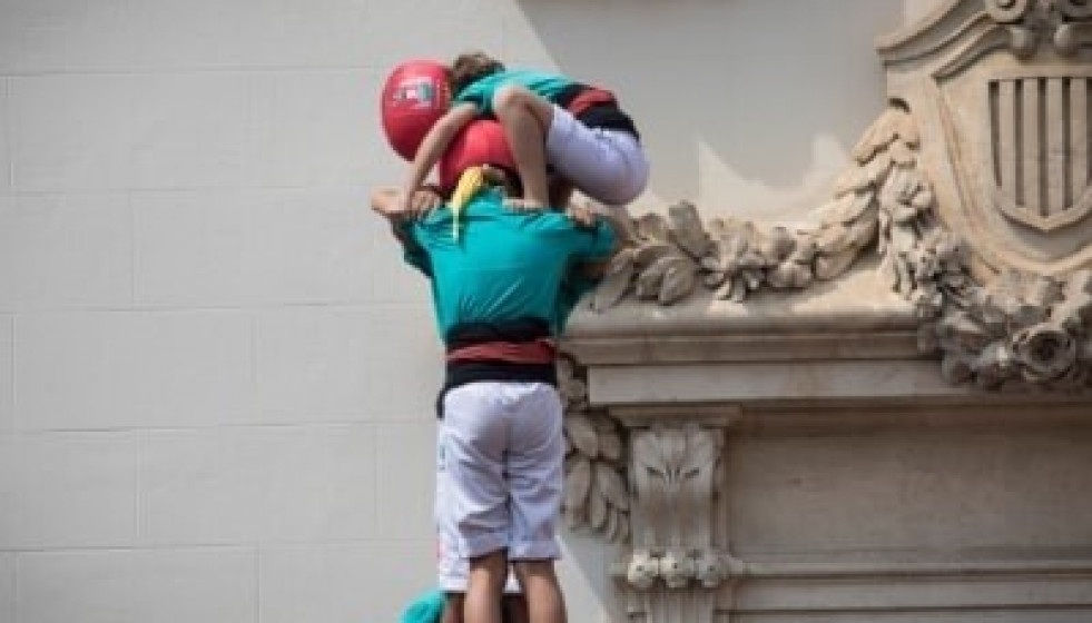 Dos personas formando un 'castell'