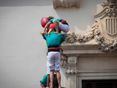 Dos personas formando un 'castell'