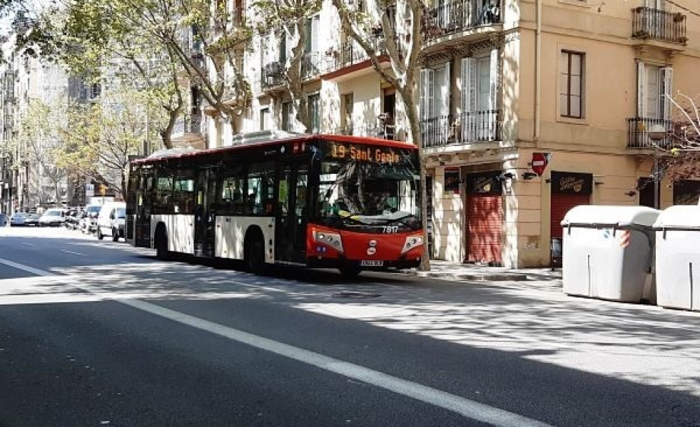 Archivo - Un bus de TMB en Barcelona. - Archivo