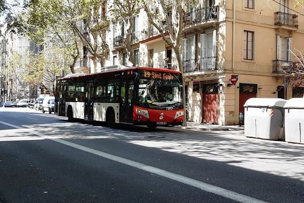 Archivo - Un bus de TMB en Barcelona. - Archivo