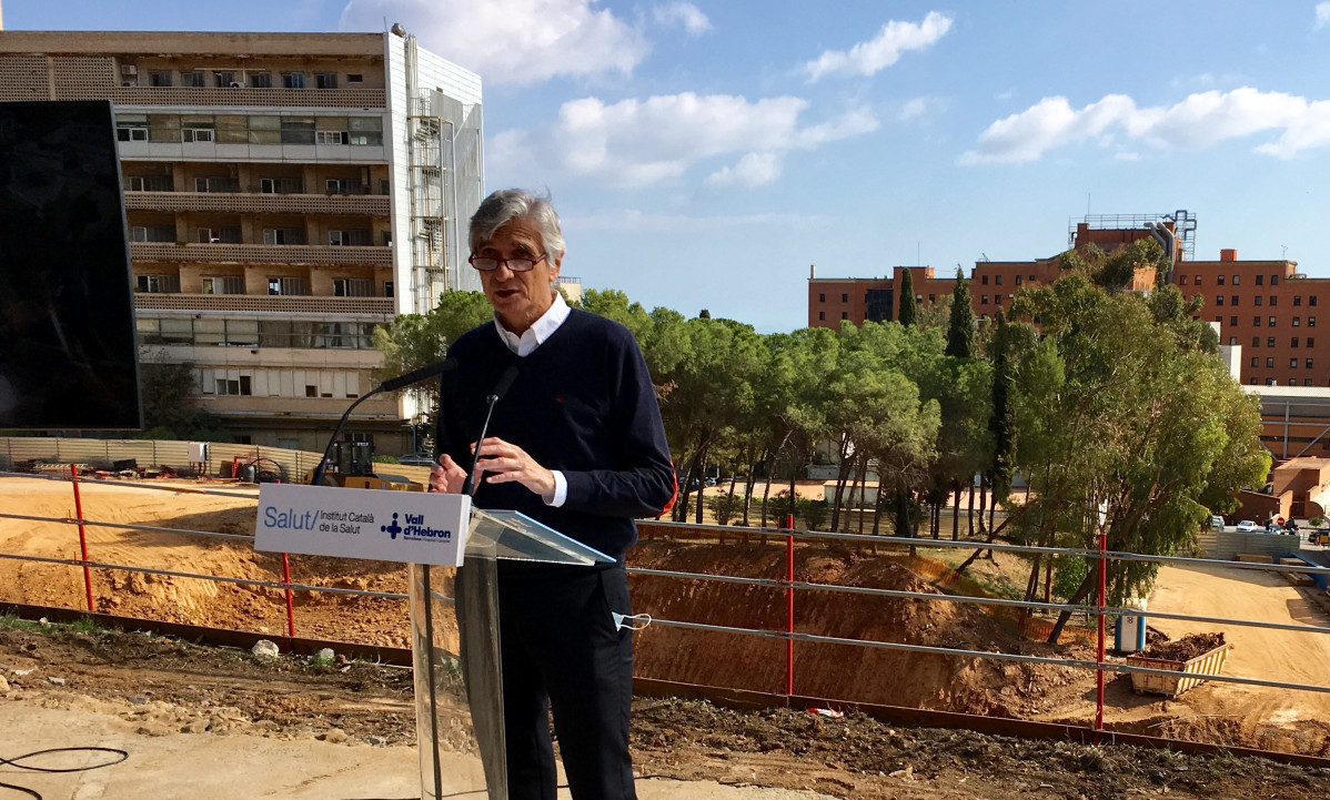 El conseller de Salud de la Generalitat, Josep Maria Argimon, frente a las obras del nuevo campus Vall d'Hebron de Barcelona