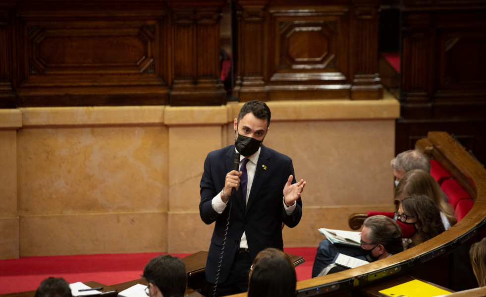 El conseller de Empresa y Trabajo de la Generalitat, Roger Torrent, en el pleno del Parlament en una imagen de archivo.