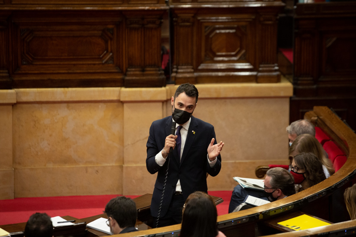 El conseller de Empresa y Trabajo de la Generalitat, Roger Torrent, en el pleno del Parlament en una imagen de archivo.