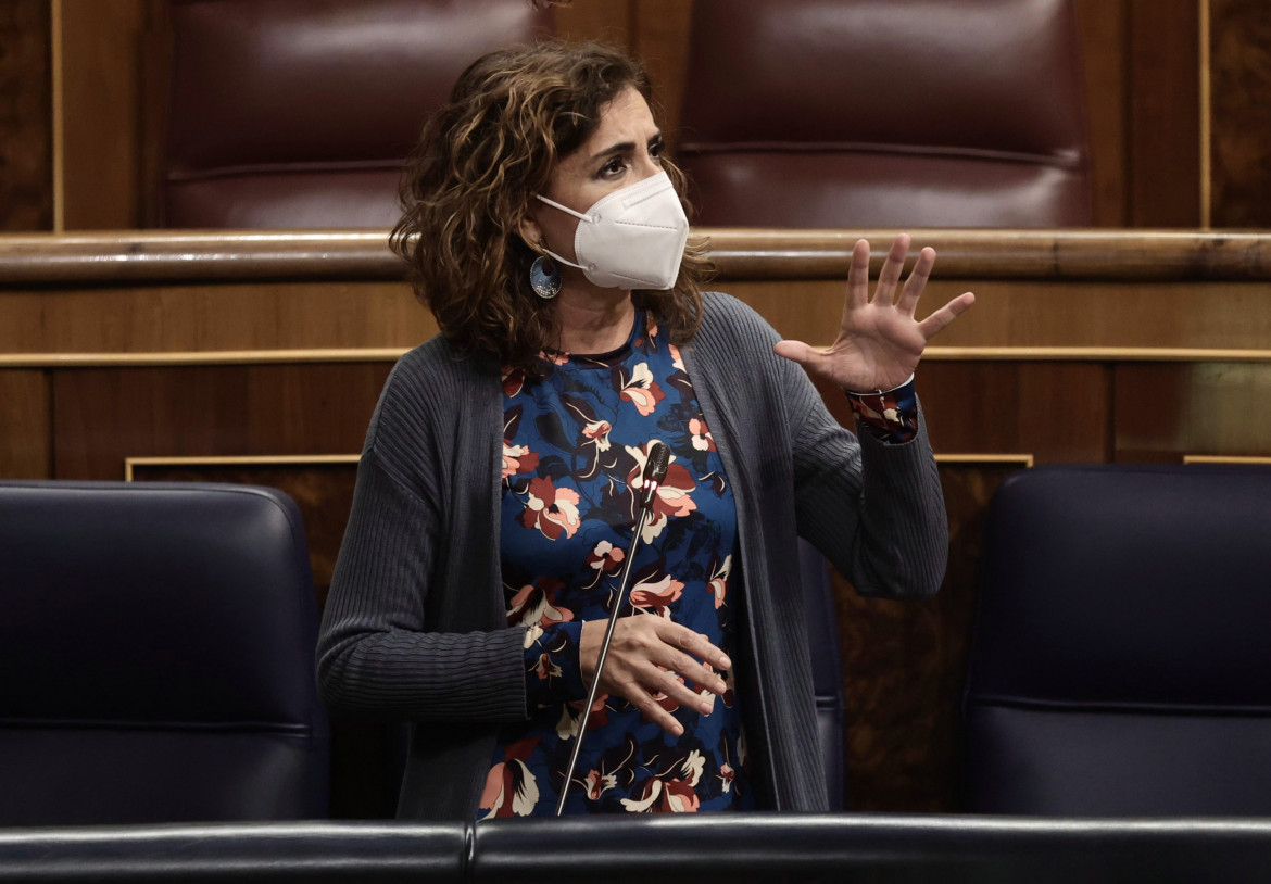 La ministra de Hacienda, María Jesús Montero, interviene en una sesión de control en el Congreso de los Diputados, a 10 de noviembre de 2021, en Madrid, (España).