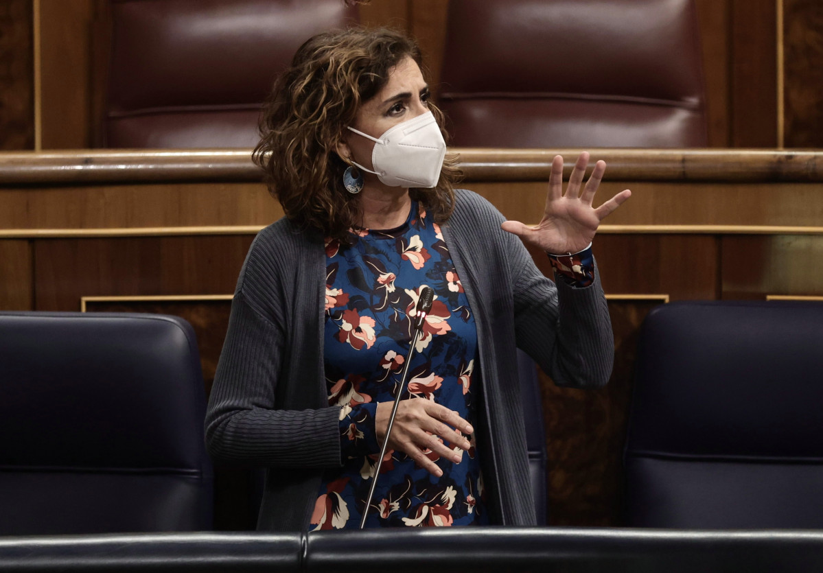 La ministra de Hacienda, María Jesús Montero, interviene en una sesión de control en el Congreso de los Diputados, a 10 de noviembre de 2021, en Madrid, (España).