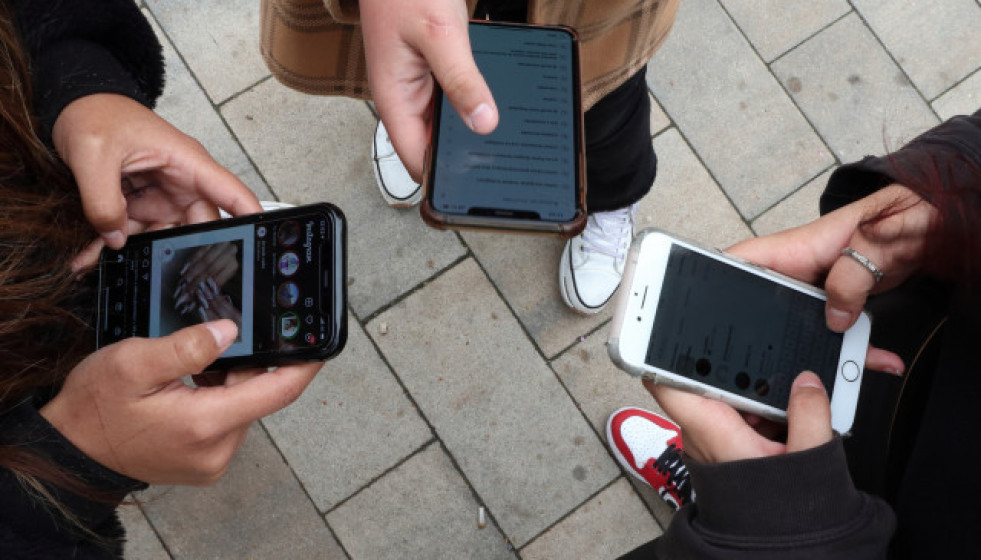 EuropaPress 4031981 jovenes utilizando telefonos moviles