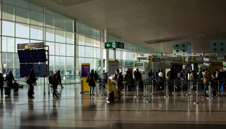 Archivo - Vista general de varios pasajeros en el aeropuerto de El Prat.