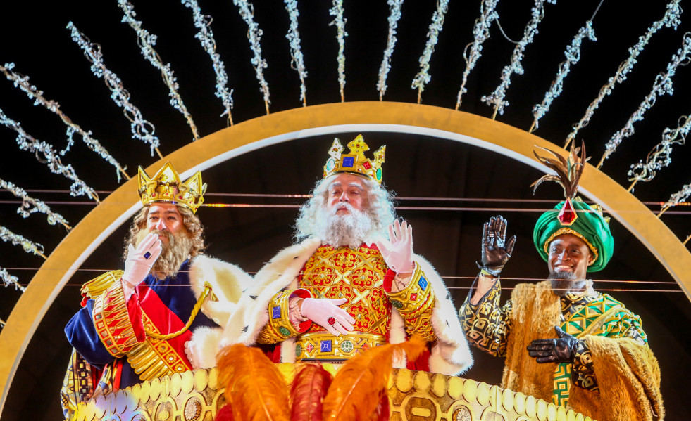 Archivo - Los Reyes Magos saludan a su llegada al Centro Conde Duque, en Madrid (España), a 5 de enero de 2021. La Cabalgata de los Reyes Magos se ha celebrado este martes en Madrid en el patio centr