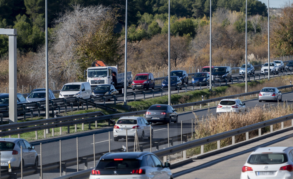 Varios coches en la carretera A-3 entre el Ensanche de Vallecas y Rivas, en la operación salida por el puente de diciembre.