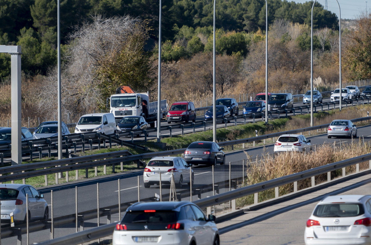 Varios coches en la carretera A-3 entre el Ensanche de Vallecas y Rivas, en la operación salida por el puente de diciembre.