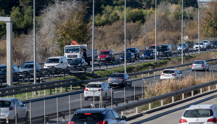 Varios coches en la carretera A-3 entre el Ensanche de Vallecas y Rivas, en la operación salida por el puente de diciembre.