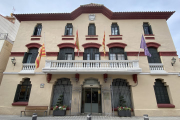 Ayuntamiento de Sant Joan Despí (Barcelona) con banderas a media asta.
