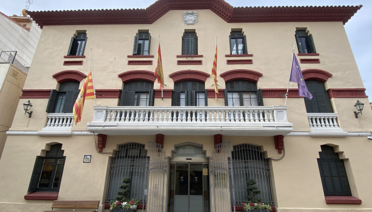 Ayuntamiento de Sant Joan Despí (Barcelona) con banderas a media asta.