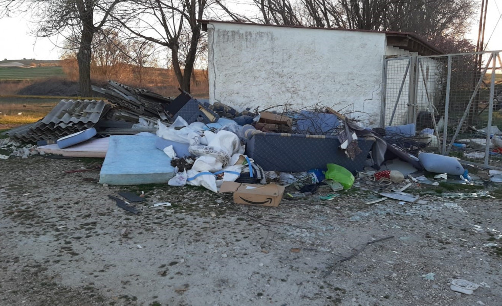 Archivo - Estado del punto limpio en Olmos de Esgueva.