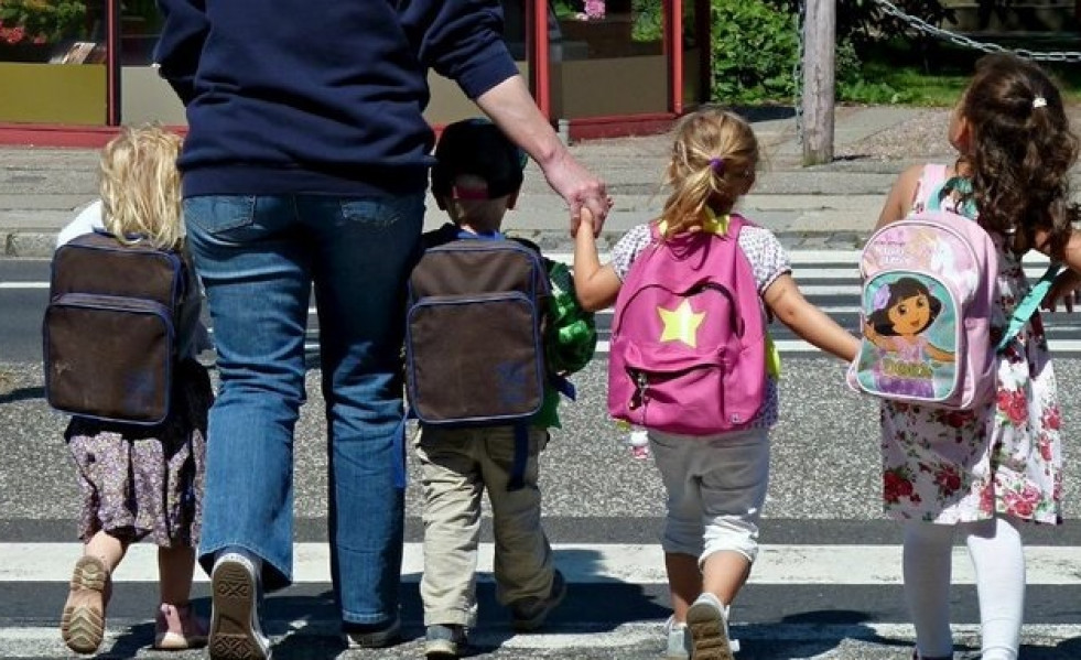 Archivo - Imagen de archivo de un grupo de niños yendo al colegio (educación, menores, colegio, inicio del curso)