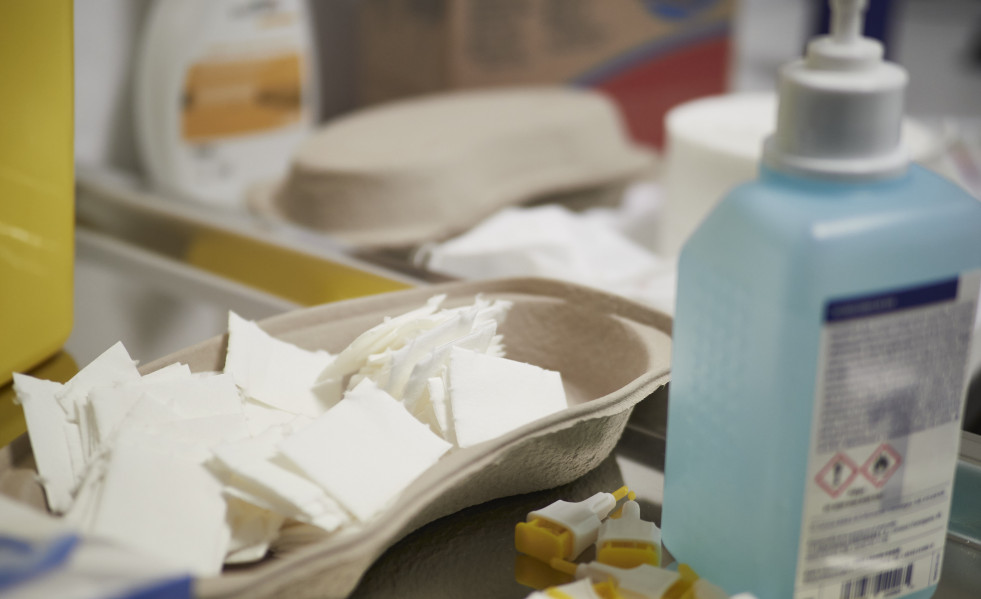 Archivo - Gel hidroalcohólico y material de vacunación.