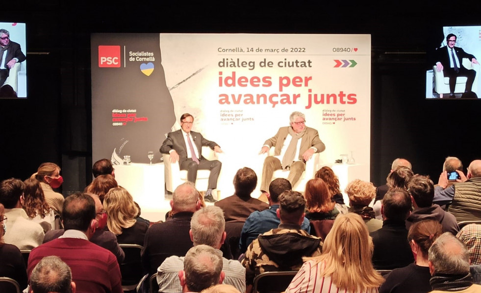 El primer secretario del PSC, Salvador Illa, y el alcalde de Cornellà de Llobregat (Barcelona), Antonio Balmón, en un diálogo en el Auditori de Cornellà.