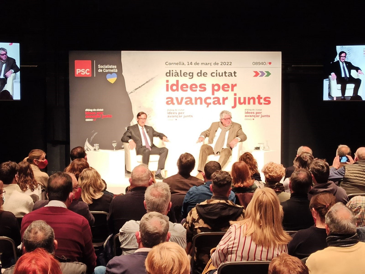 El primer secretario del PSC, Salvador Illa, y el alcalde de Cornellà de Llobregat (Barcelona), Antonio Balmón, en un diálogo en el Auditori de Cornellà.