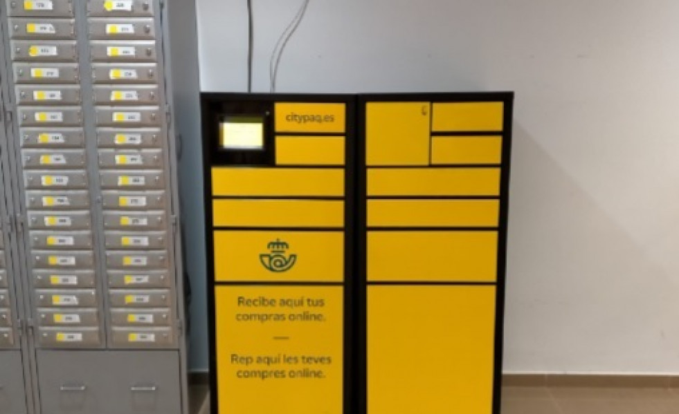 Terminal CityPaq en el interior de la oficina de Correos en Esparreguera (Barcelona)