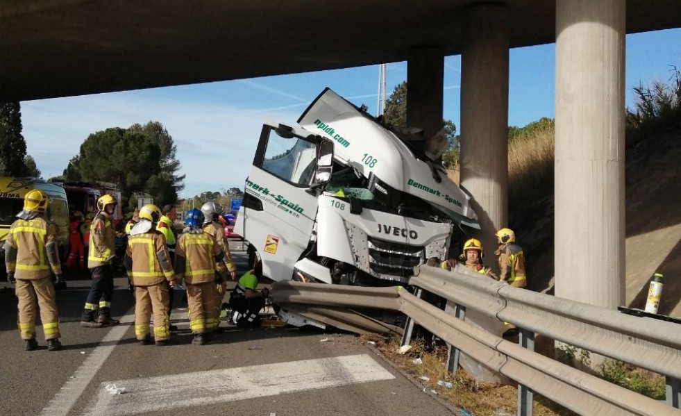 Los Bombers trabajan en un accidente en la N-II de Martorell (Barcelona)