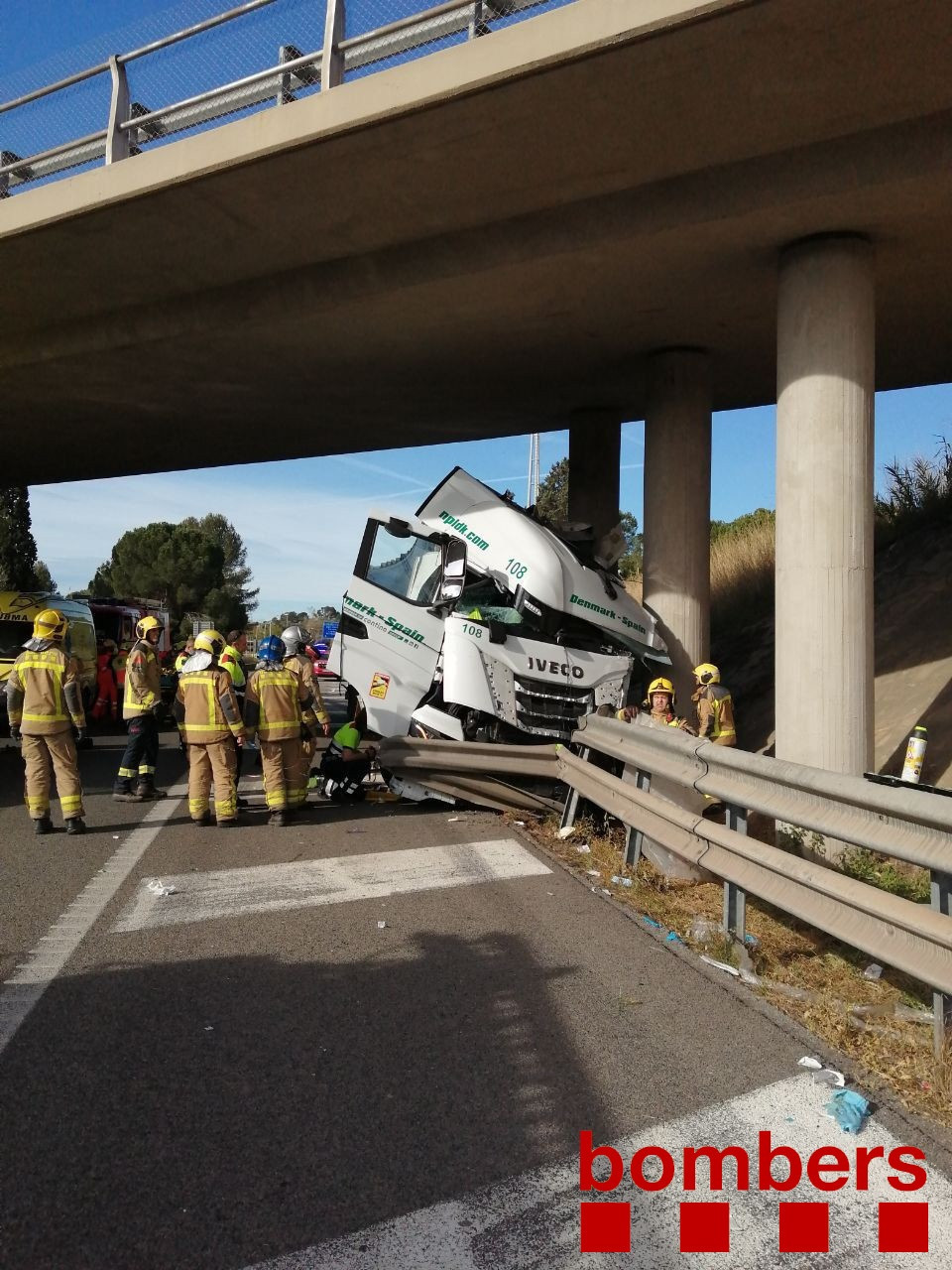 Los Bombers trabajan en un accidente en la N-II de Martorell (Barcelona)