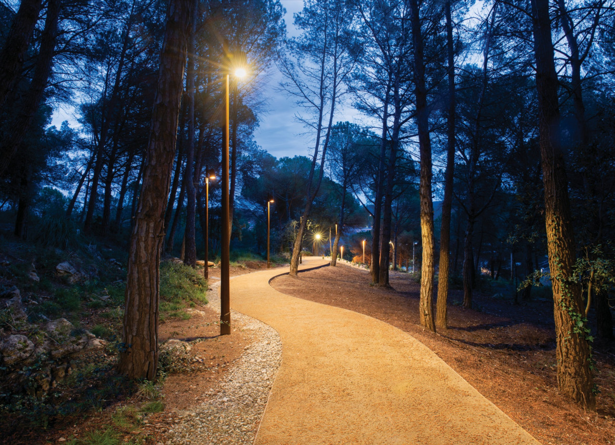 Archivo - Imagen de un camino en un parque de Barcelona