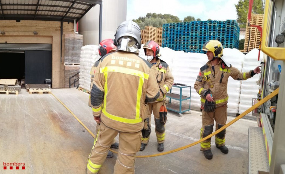 Bombers antienden un incendio en una empresa de Molins de Rei (Barcelona), el 11 de abril de 2022.