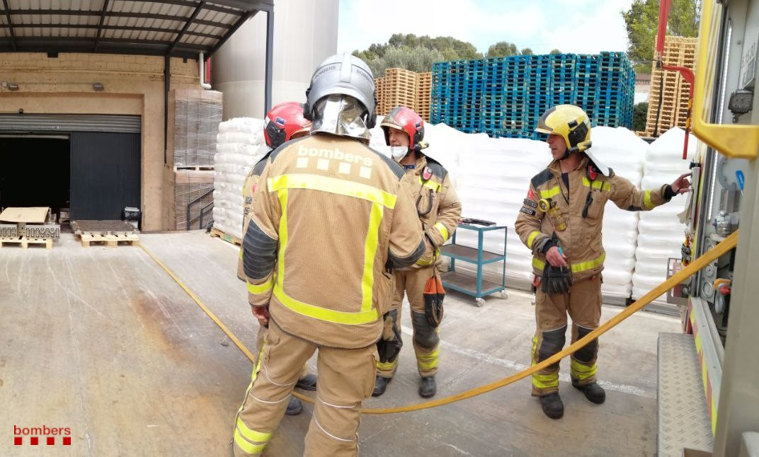 Bombers antienden un incendio en una empresa de Molins de Rei (Barcelona), el 11 de abril de 2022.