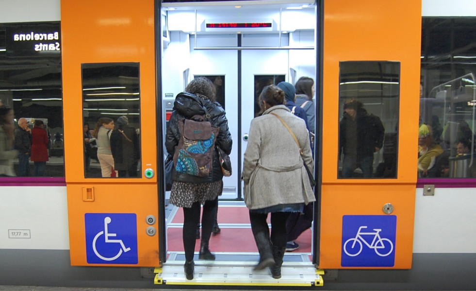 Archivo - Un tren de Renfe