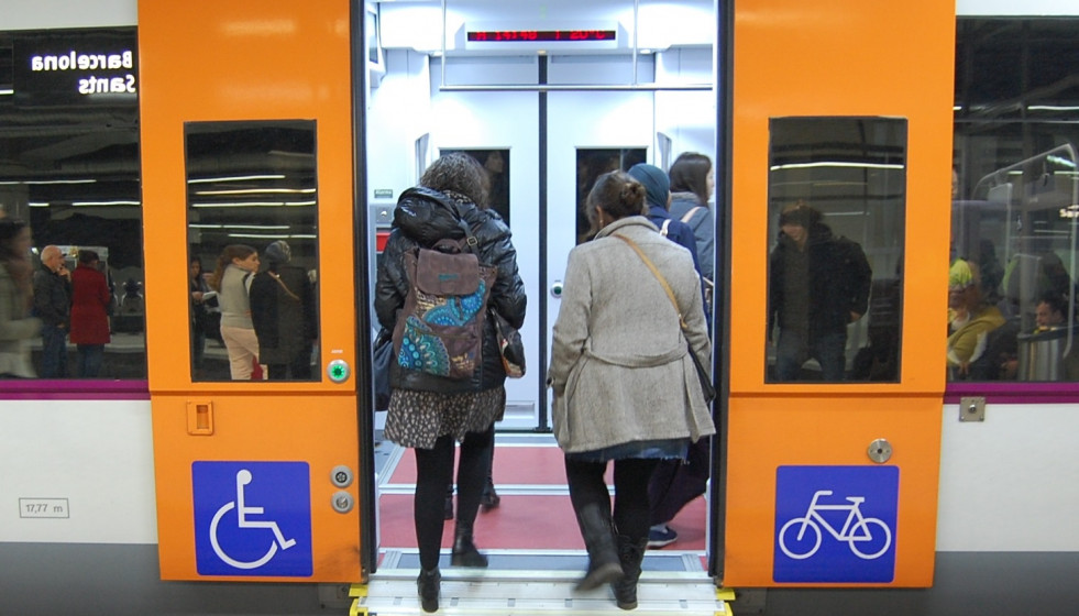 Archivo - Un tren de Renfe