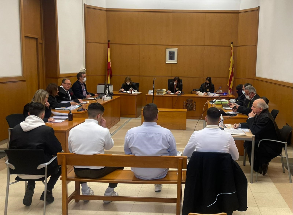 EuropaPress 4407781 imagen cuatro acusados sesion juicio dia 26 abril 2022