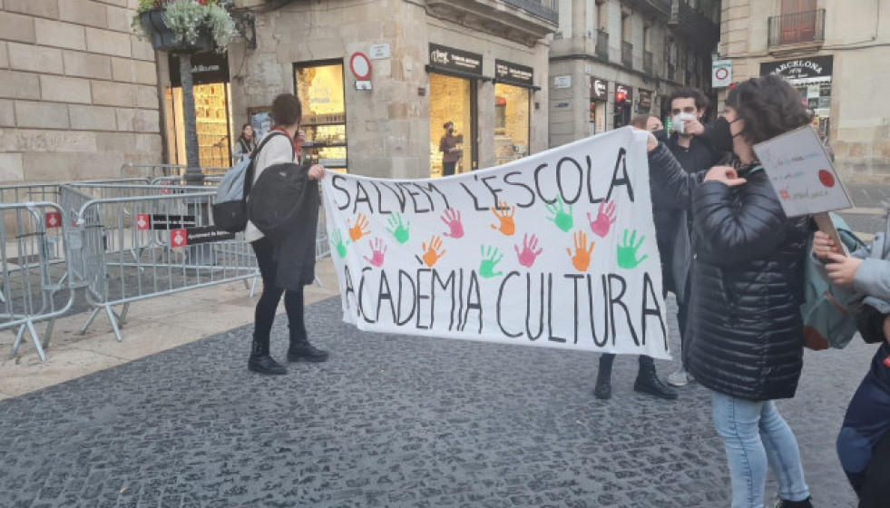 EuropaPress 4259235 manifestantes contra cierre academia cultura lhospitalet barcelona