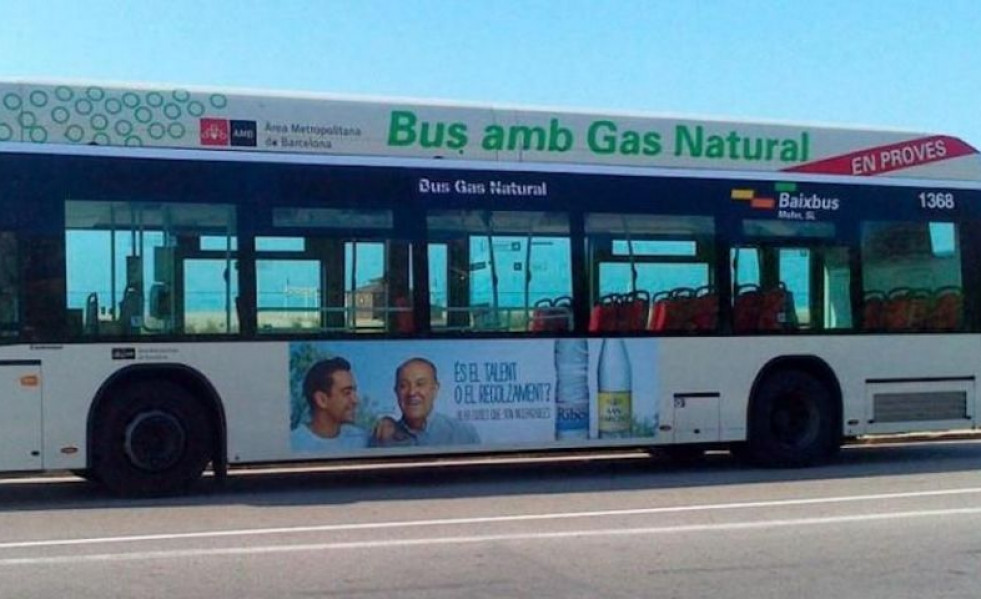 Un autobu s de gas natural de baixbus actual operador del bus diurno entre barcelona y el baix llobregat cg 9 1200x480
