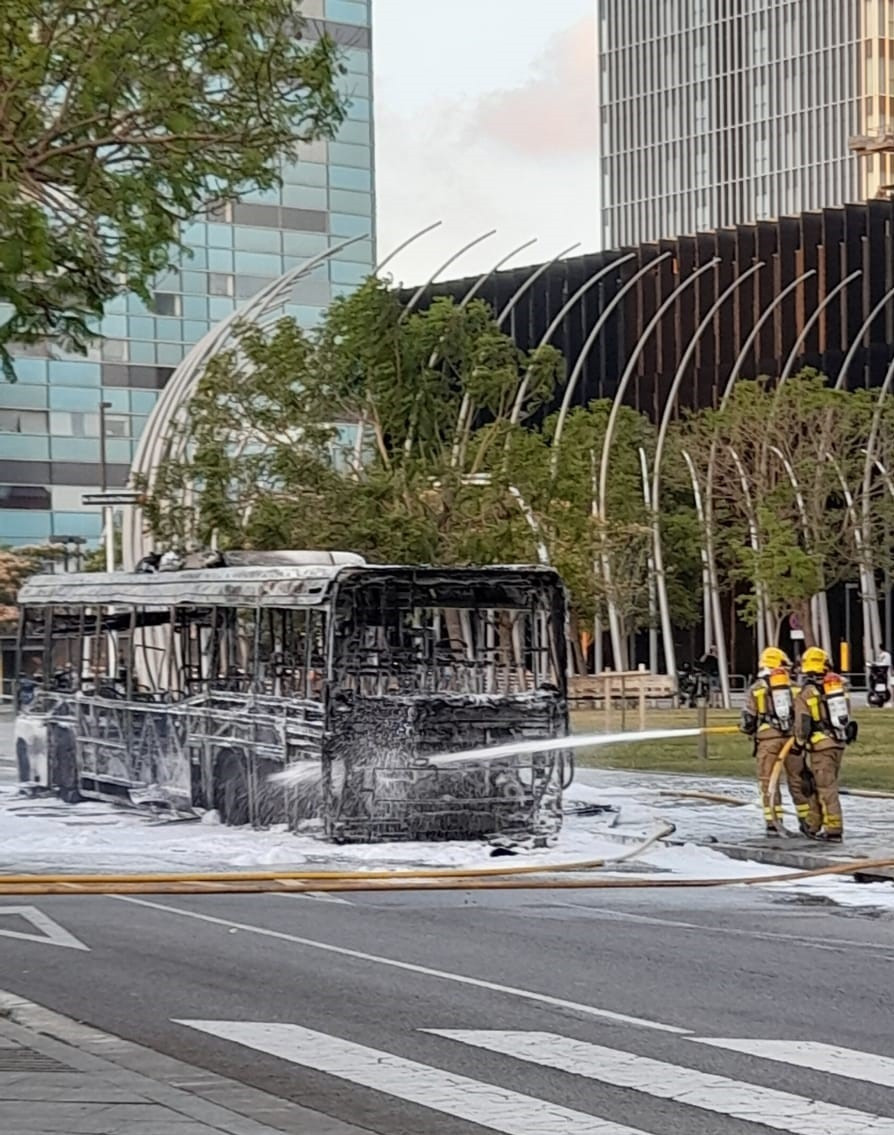 EuropaPress 4534641 imagen incendio quema totalmente autobus plaza europa lhospitalet llobregat (1)