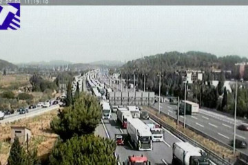 La vía B-23 sufre seis kilómetros de cola en Molins de Rei (Barcelona) por un accidente entre dos camiones, que deja un único carril operativo