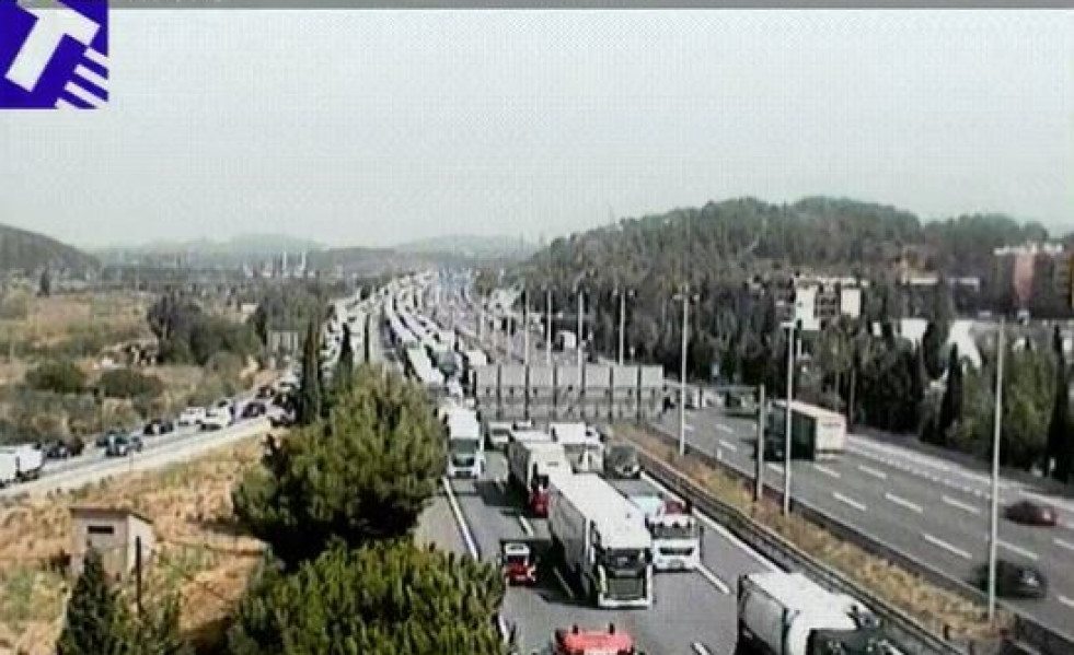 La vía B-23 sufre seis kilómetros de cola en Molins de Rei (Barcelona) por un accidente entre dos camiones, que deja un único carril operativo
